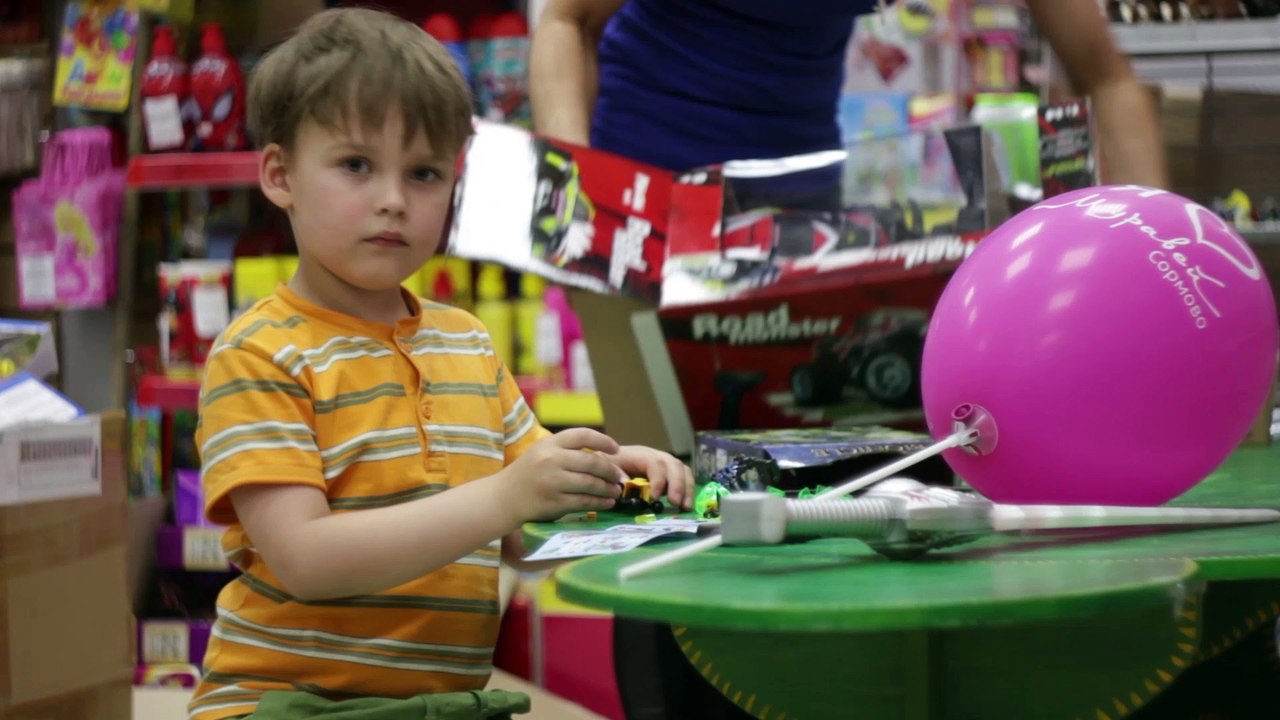 Дарим воздушные шары в Торговом Центре Муравей в центре Сормово