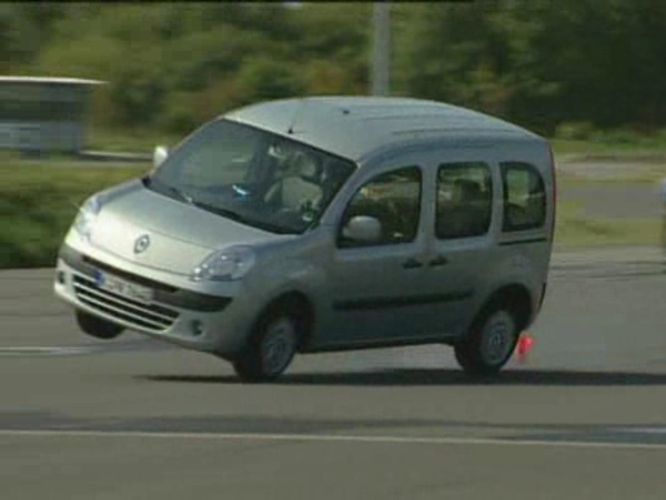 Le Kangoo se met sur deux roues lors d'un évitement