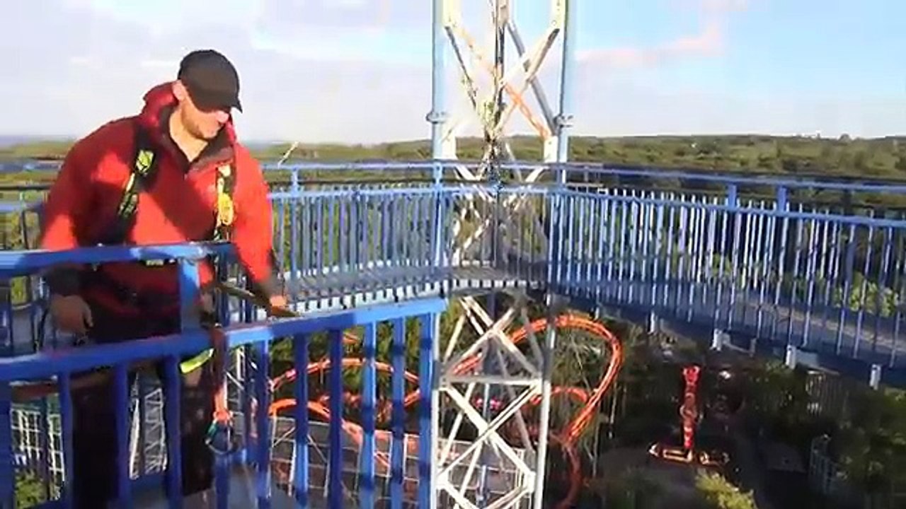 Chute libre dans un parc d'attraction