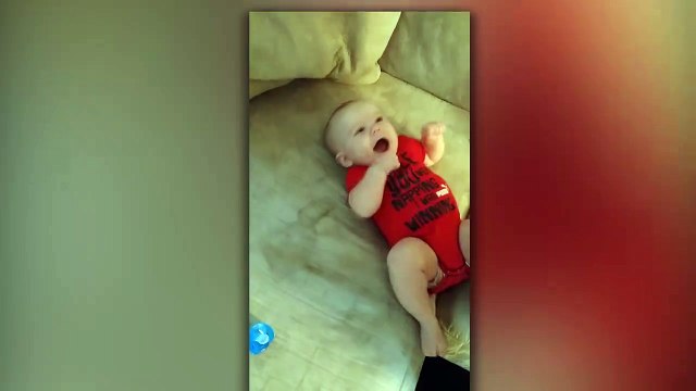 Regardez la réaction de ce bébé quand papa arrete les chatouilles