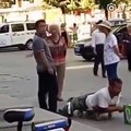 Un faux mendiant amputé pris en flag par des passants