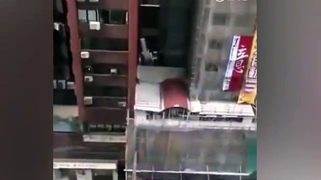 Womans-lover-clings-desperately-to-air-conditioner-EIGHT-storeys-high-after-husband-comes-home - 10Youtube.com