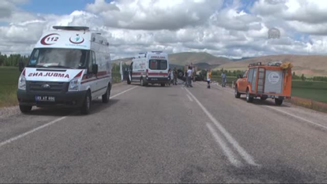 Kamyonet Otomobille Çarpıştı: 2 Ölü, 6 Yaralı