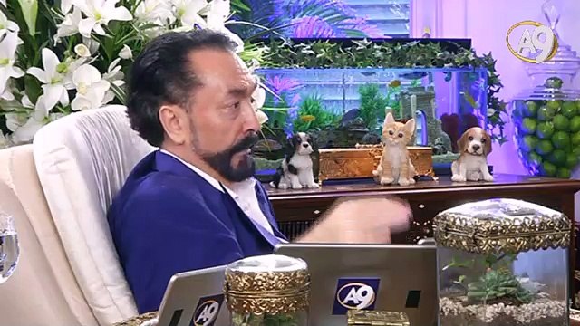 Münafık Peygaberimz (sav)’i adaletsiz olarak gösterir.