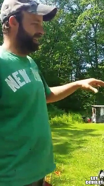 Une fille met un collier anti-aboiement pour chien