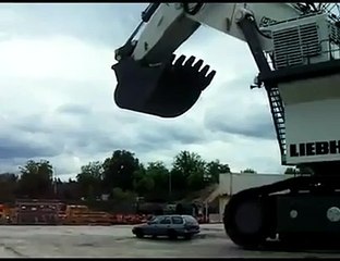 Suyun gücü arabayı böyle parçaladı