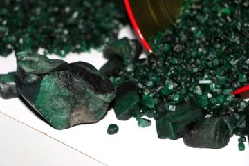 Çay Kutusunda 1 Milyon Dolarlık Zümrüt Yakalandı