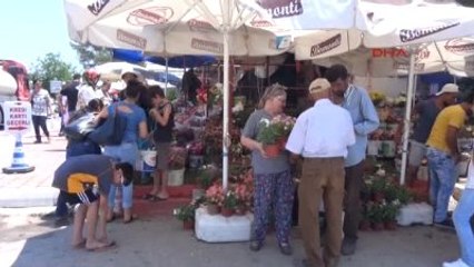 Antalya'da Mezarlıklarda Arefe Hüznü