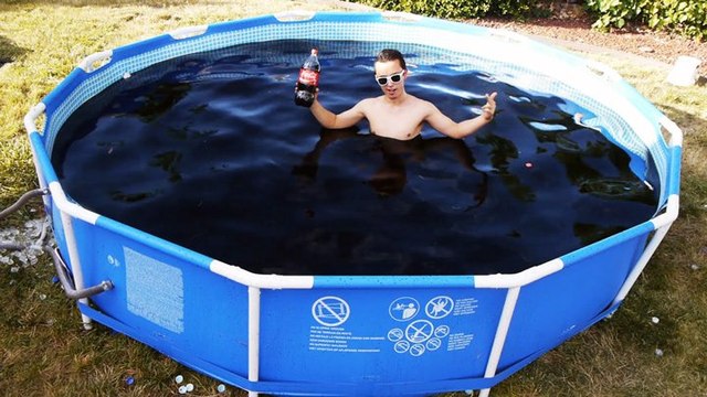 Il remplit sa piscine de Coca-Cola et Mentos et se baigne dedans