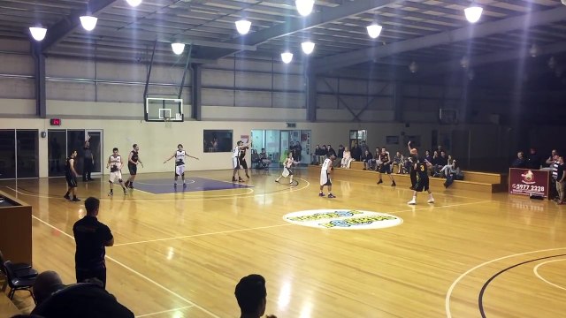 Un incroyable shoot sur le buzzer de derrière le panier aux Etats-Unis !