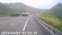 Un camionneur ivre mort perd le controle de son camion à vive allure sur l'autoroute