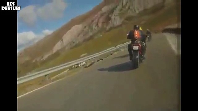 un automobiliste percute trois motards