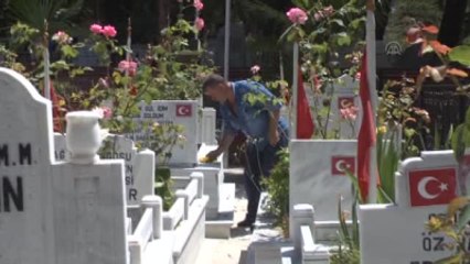 Şehitlikte Hüzünlü Bayram