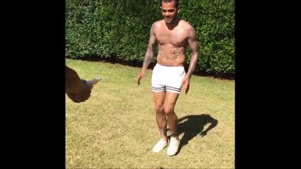 Le footballeur Dani Alves ouvre une bière avec le bout du pied
