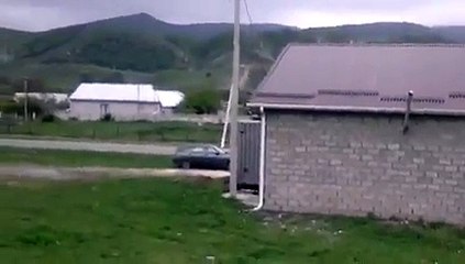 Скачать видео: Course poursuite entre un 4x4 et un camion de police qui se termine vite pour la police