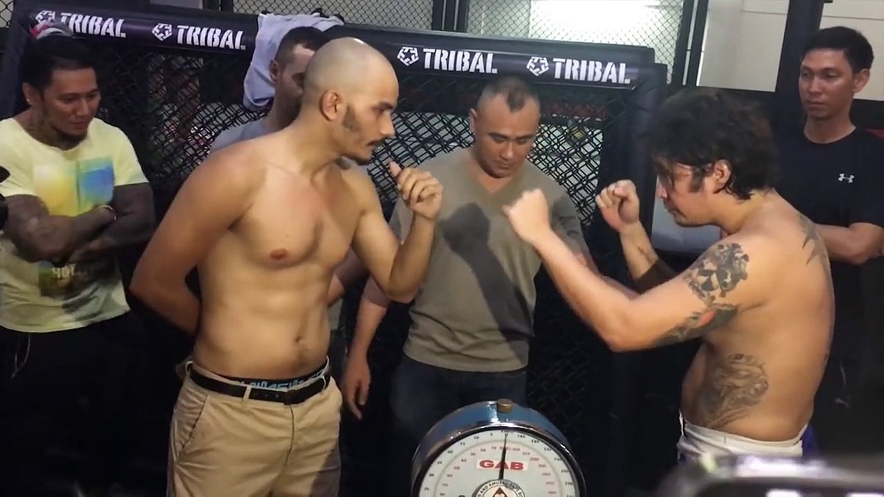 Un combattant MMA balance son urine au visage de son adversaire