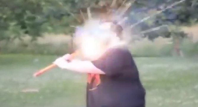 Un fou se fait exploser un pétard en pleine tête