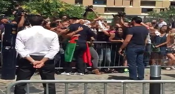 Quand Gianluigi Buffon offre un gros câlin aux supporters italiens