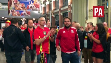 Les supporters belges font une haie d'honneur aux Gallois