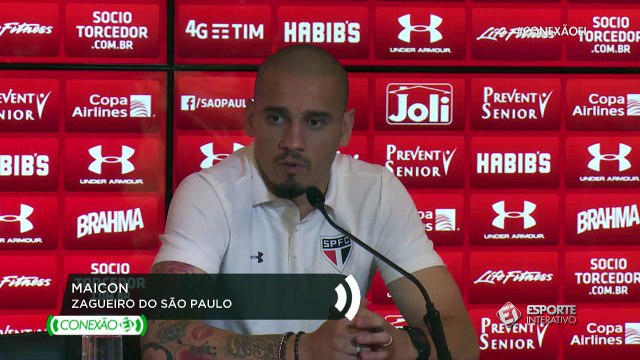 Maicon reclama da decisão do árbitro de mudar o cartão de Matheus Reis