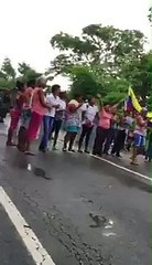 Por falta de comida trancaron la carretera Río Chico – El Guapo