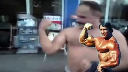 ZMAJ OD SIPOVA POKAZUJE BICEPSE