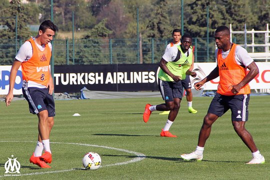 Les Olympiens touchent le ballon