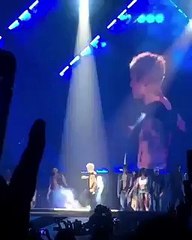 Justin Bieber volvió caerse durante una presentación en vivo