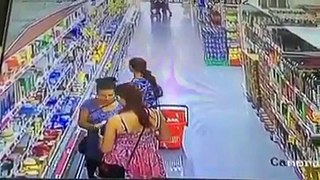 OMG!!! Women stole the stuff under Clothes – Caught on Camera