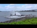 لحظة سقوط غير متوقع لطائرة هليكوبتر في المياه بميناء بولاية هاواي