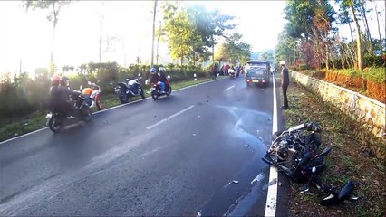 Un motard se couche afin d'éviter un accident avec une voiture