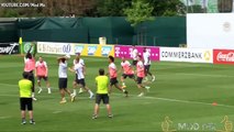 توني كروس لاعب ريال مدريد يسجل هدف في   تدريبات المنتخب الالماني ويحتفل على طريقة كريستيانو رونالدو