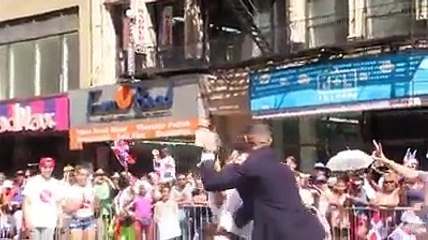 A New York, ce que ce policier va faire est inimaginable en France!