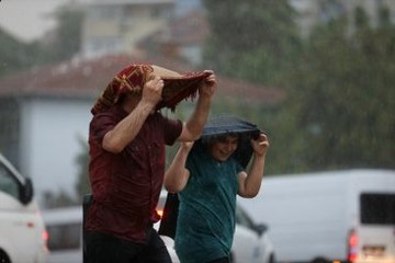 İstanbul'da Yağmur Sele Dönüştü
