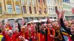 Des supporters Belges acclament une Mamie dans la rue - Euro 2016