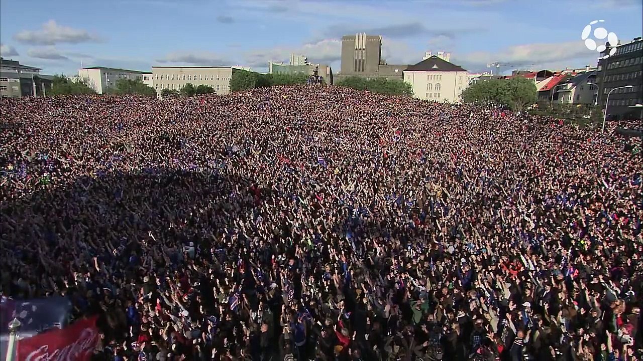 20000 supporters Islandais frappent dans leurs mains à Reykjavik pendant France Islande - Euro 2016