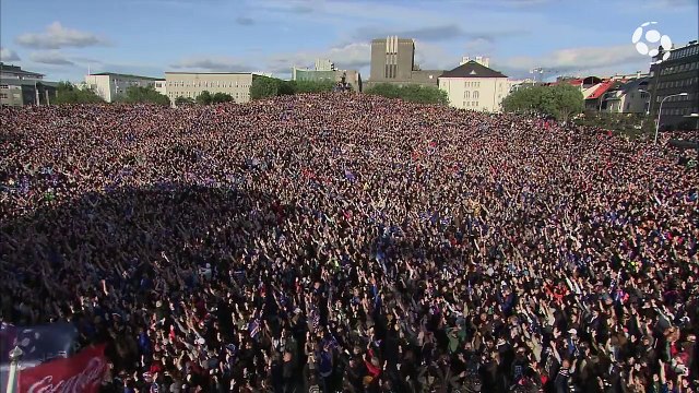 20000 supporters Islandais frappent dans leurs mains à Reykjavik pendant France Islande - Euro 2016