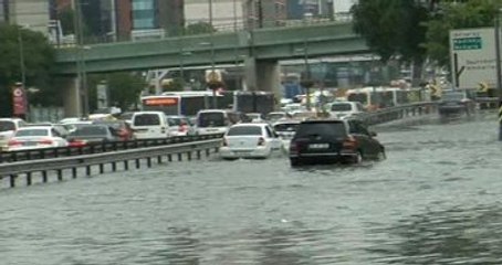 İstanbullular Bayrama Yağmurla Girdi