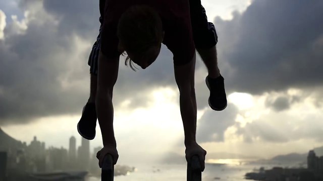 Il escalade des building à Hong Kong et fait des acrobaties au sommet. Dingue