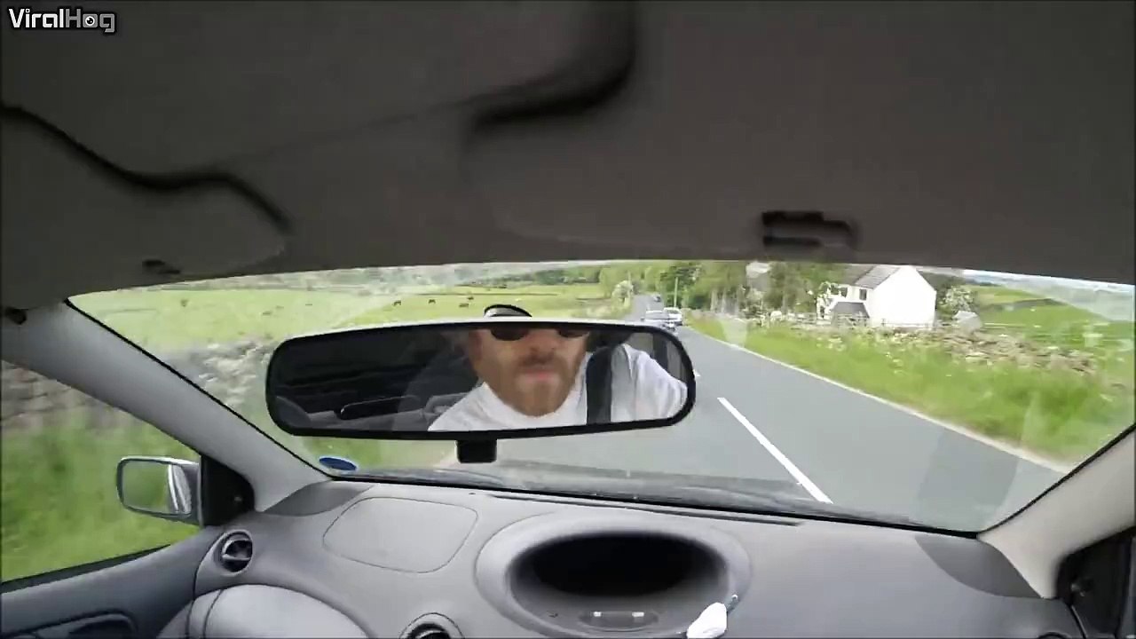 Il essaie d'éviter une voiture et retourne sa Yaris à pleine vitesse