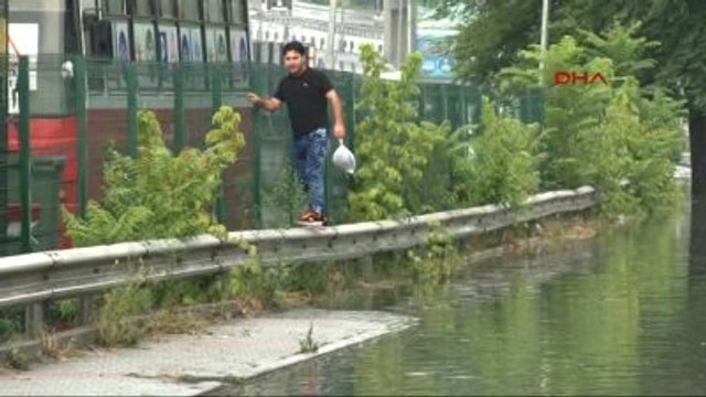 Sağanak Yağışta Yolda Kalan Ambulansı Başka Bir Ambulans Kurtardı