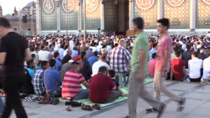 Davutoğlu: 'Teröre Karşı Hep Beraber Millet ve Müslümanlar Olarak Omuz Omuza Vermek Durumundayız'