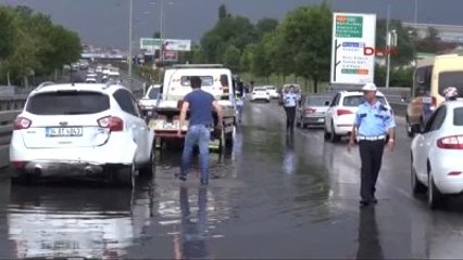 Fatih'te Araçlar Yolda Kaldı