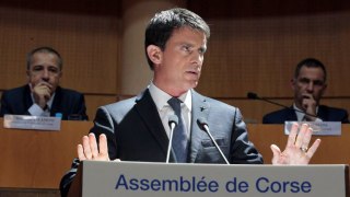 En Corse, Valls reste ferme sur les questions sensibles