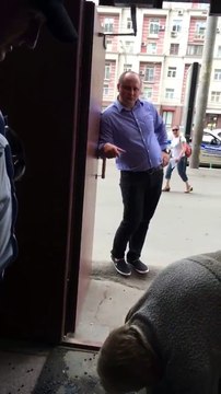 Быдлокоп ошибочно считает, что люди не имеют права продавать свои ягоды [05.07.2016]