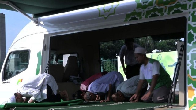 Mobile mosque makes praying easier in jakarta