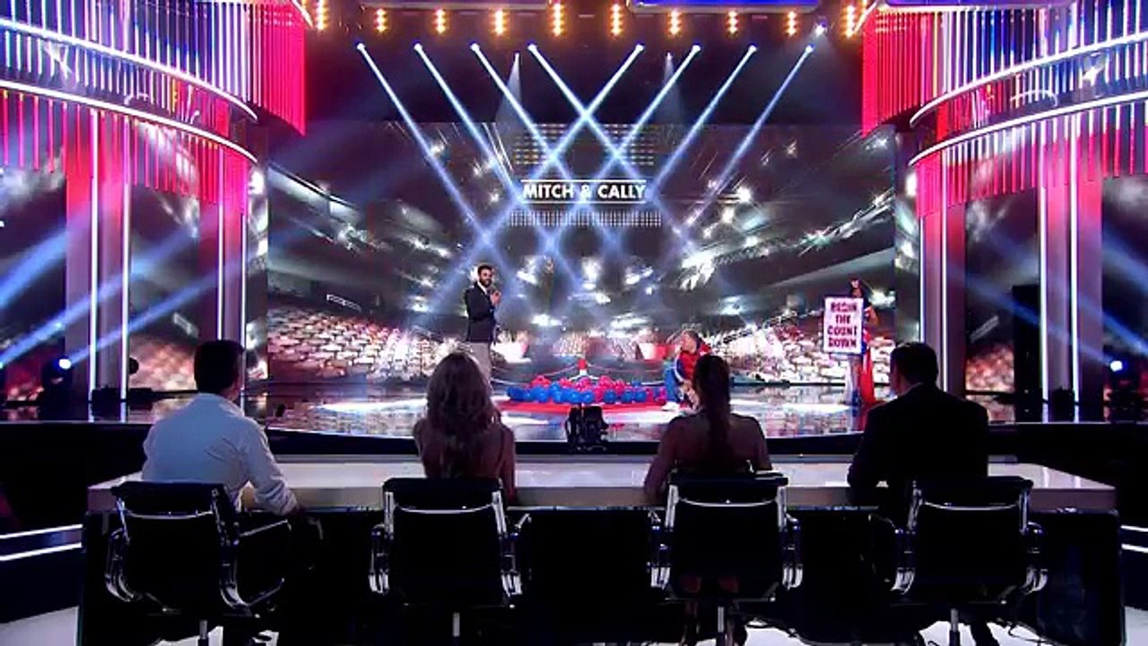 Un Minuscolo Cane Sale Sul Palco: Ciò Che Sta Per Fare è MEMORABILE!