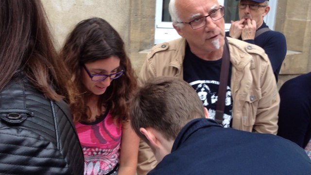 Applaudissements pour le héros