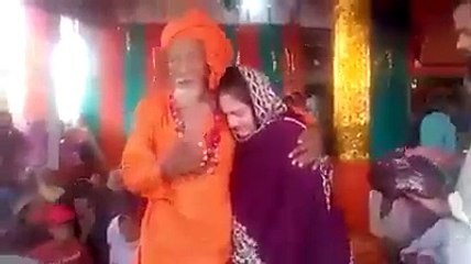 Is peer ne larki k a nakab utar kar us k sath dekhen kia kia
