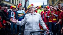 Une mamie danse au milieu de la foule des supporters Belges
